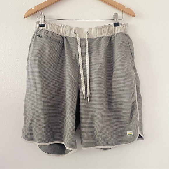 Vuori Other - Vuori Banks Hybrid Shorts in Gray Engineered Stripe - Charcoal
